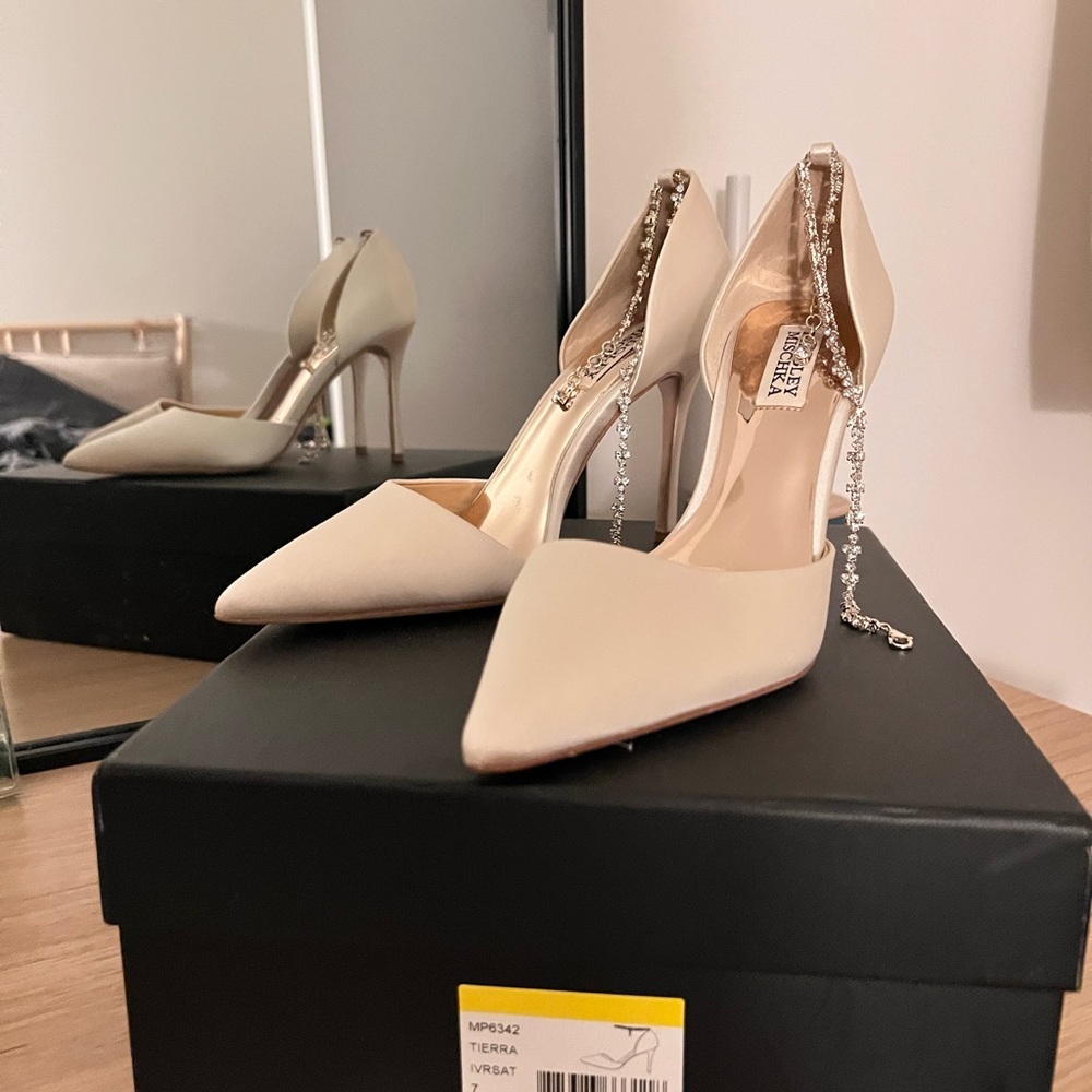Badgley Mischka Tierra pump sz 7